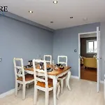 Stylish 3 Bedroom Apartment, Edinburgh