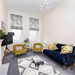 Stylish 2-Bedroom Old Town Edinburgh Apartment Next To Royal Mile