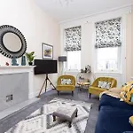 Stylish 2-Bedroom Old Town Edinburgh Apartment Next To Royal Mile