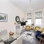 Stylish 2-Bedroom Old Town Edinburgh Apartment Next To Royal Mile