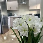 Luxury Spacious 4 Dbl Br House With Free Parking