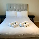 Luxury Spacious 4 Dbl Br House With Free Parking