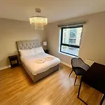 Luxury Spacious 4 Dbl Br House With Free Parking