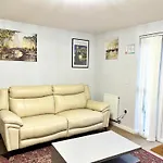Newbuild - 3 Bedrooms, 2 Baths,5 Mins From Airport