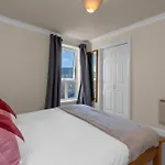 Room In Central Edinburgh With Free Parking