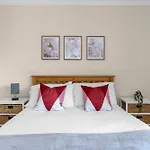 Room In Central Edinburgh With Free Parking