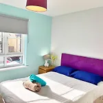 Newbuild - 3 Bedrooms, 2 Baths,5 Mins From Airport