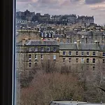 Edinburgh Castle Views! Stylish 2Bd Flat, Sleeps 4