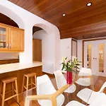 Deluxe 3-Bedroom Apartment On Princes Street Overlooking Edinburgh Castle