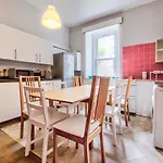 Spacious 4 Bedroom Apartment On The South Side