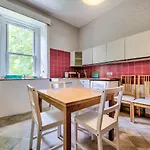 Spacious 4 Bedroom Apartment On The South Side