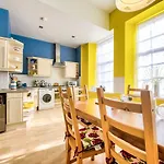 Altido Lovely 3Br Townhouse With Free Parking And Balcony