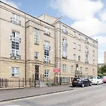 Annandale Street Quiet Central Family Apartment With Parking