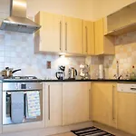 Beautifully Renovated Apartment -Central Edinburgh
