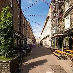 Joivy Bright 1 Bed Flat, Close To Princess Street