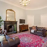 Joivy Converted Flat In Historic Building In New Town
