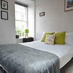 The Bolthole - Fantastic Old Town Location!