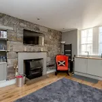 Beautiful Newly Decorated Flat On The Royal Mile!