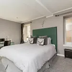 Beautiful Newly Decorated Flat On The Royal Mile!
