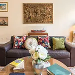 Grand & Spacious Central Apt With Wifi