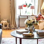 Grand & Spacious Central Apt With Wifi