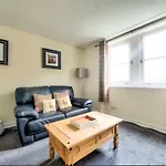 Charming 1 Bed Apartment With Castle View