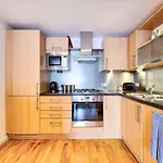 Altido Alluring 3Br Apt Near The Centre With Parking
