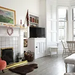 5 Star Beautiful & Vintage, Spacious Apt In Chic Location!