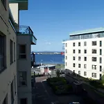 2 Bedroom Modern Apartment At The Shore