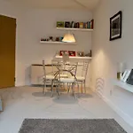 2 Bedroom Flat In Edinburgh
