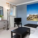 Amazing Apartments - Holyrood Road By Royal Mile