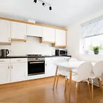 Dicksonfield Apartment