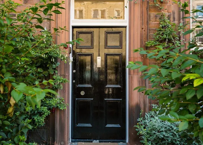 Beautiful, Traditional 2 Bedroom Main Door Flat