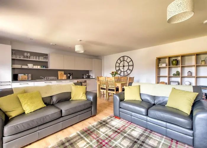 Charming 2BR Flat Fits 5 near Vibrant Leith