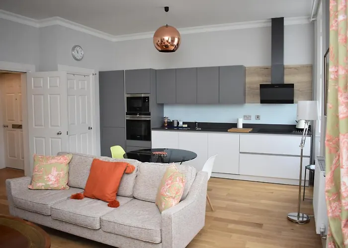 Bernard St - Bright And Spacious 1 Bed Apartment At The Shore!