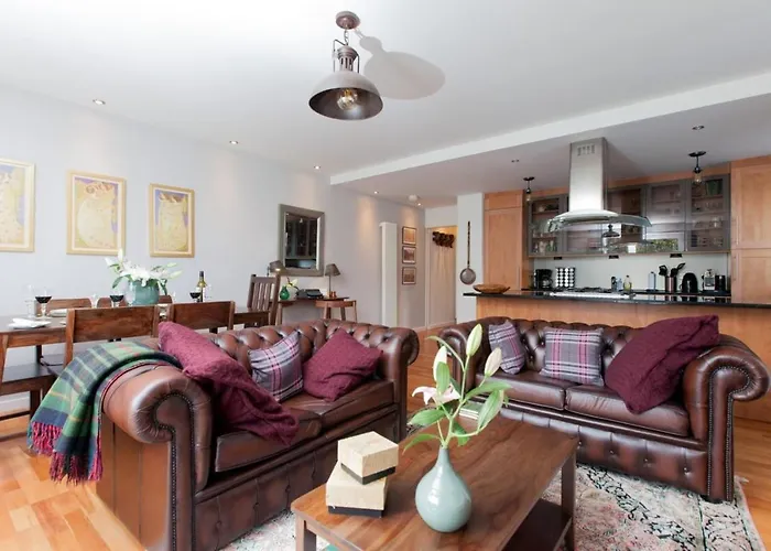 Holyrood Residence - Luxury Apartment With Parking