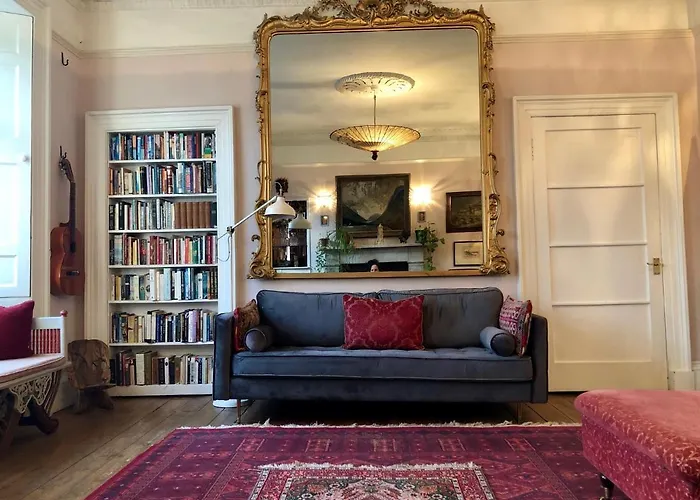 Central Apartment With Parking, Original Art And Antiques