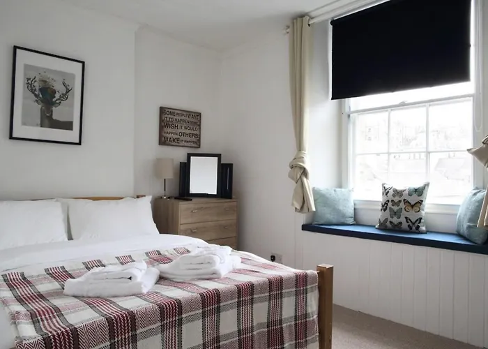 Two Bedroom Flat By Royal Mile!