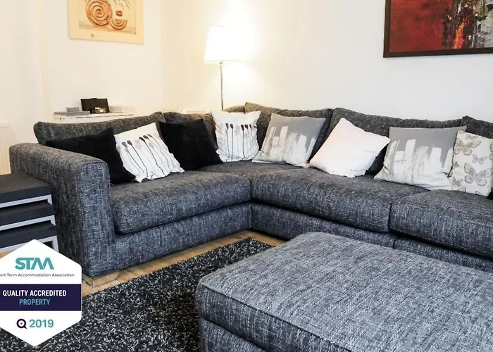 Peaceful And Quiet Apartment In A Bustling City