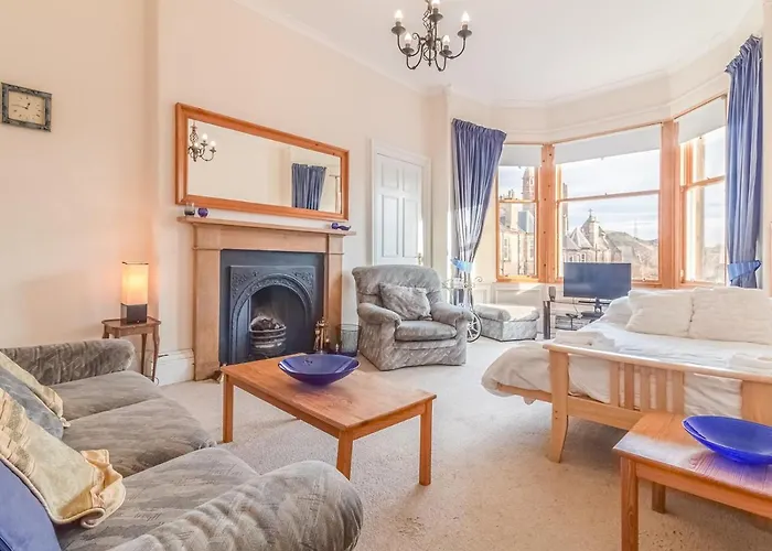 Spacious And Bright Property, In Chic Morningside! Sleeps Up To 6 Guests