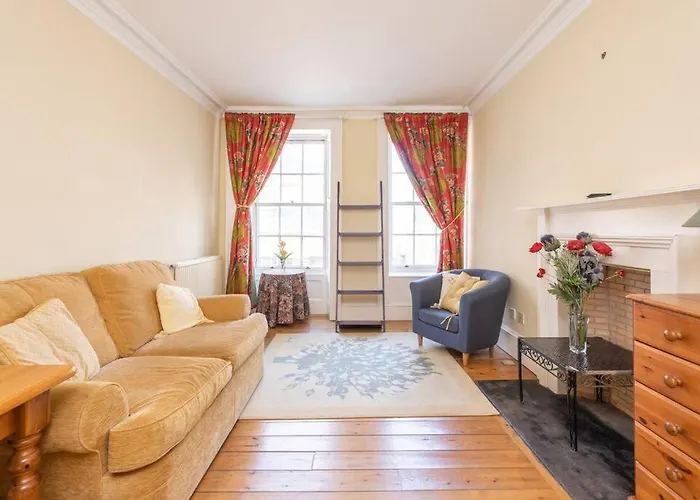 Spacious 2 Bedroom Flat In The City Centre