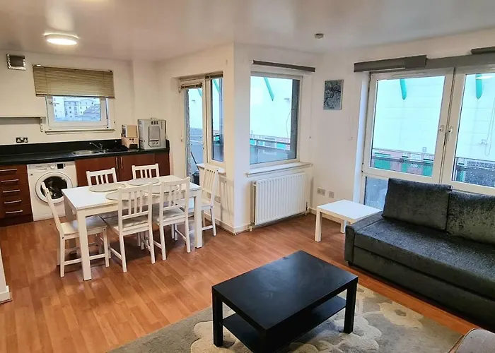 Lovely 3 Bedroom Apartment - Free Parking