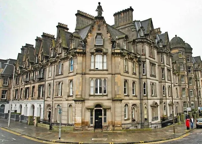 Castle Terrace 1 Bed Apartment Looking Onto Edinburgh Castle - Sleeps Upto 4