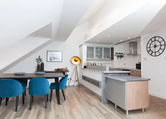 Edinburgh Deluxe Duplex With Garage