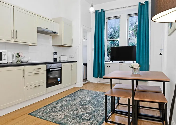 Wonderful & Comfy 2 Bedroom Apartment - Close To City Centre - Free Parking