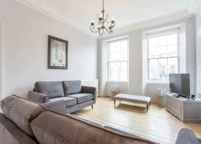Modern, Bright & Spacious 3 Bedroom Apartment In The Heart Of The City Centre - Double Beds - Sleeps Up To 6 Guests