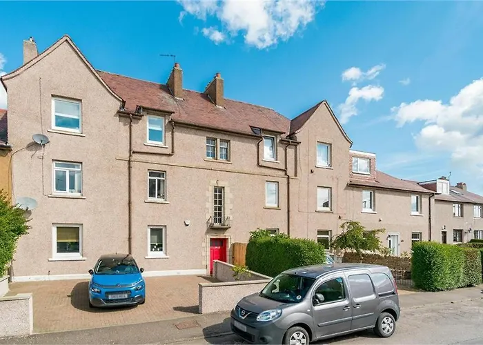 Self Catering 2 Bedroom Flat, Frequent Buses, 1-Minute Walk To Bus Stop, 20 Minutes To City Center