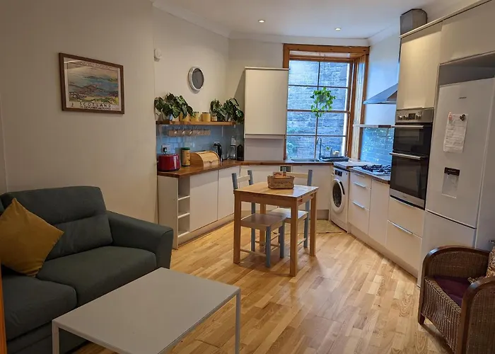 Cozy 2 Double Bedroom Flat In The Heart Of Leith