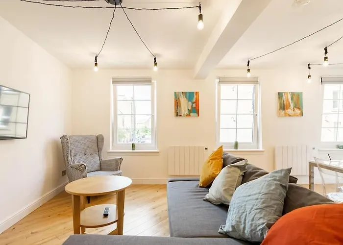 Central, Bright 2 Bed Flat - Pool & Sauna