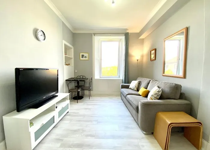 Cozy 1 Bedroom Tenement Flat